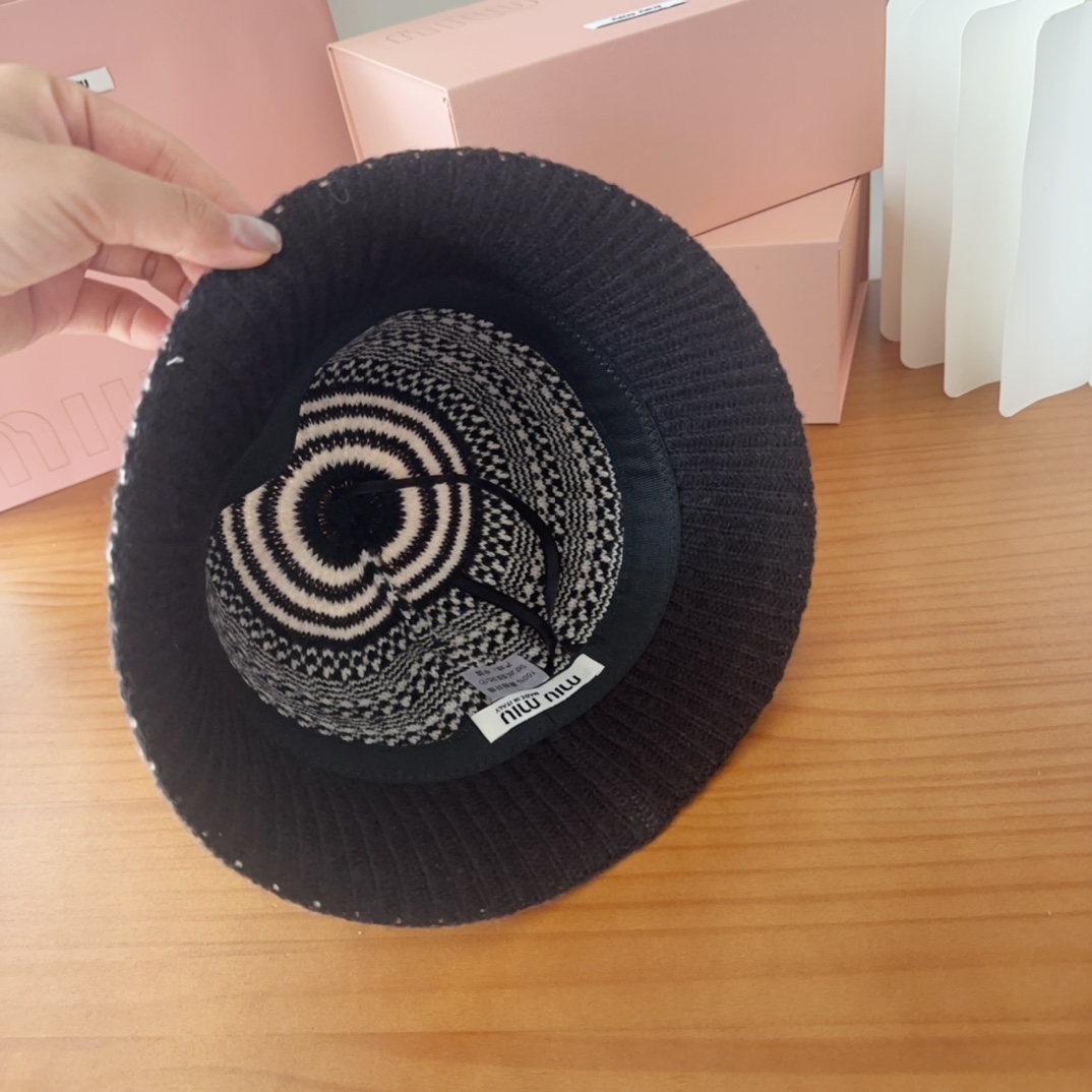 

MIUMIUI缪缪家 针织条纹桶帽
软糯糯的条纹桶帽深得我心
版型好看
搭配同色系很温柔