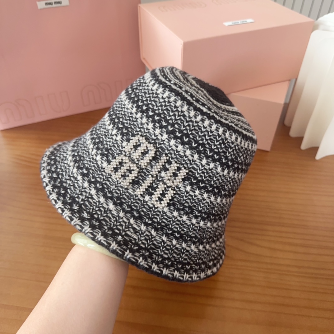 

MIUMIUI缪缪家 针织条纹桶帽
软糯糯的条纹桶帽深得我心
版型好看
搭配同色系很温柔