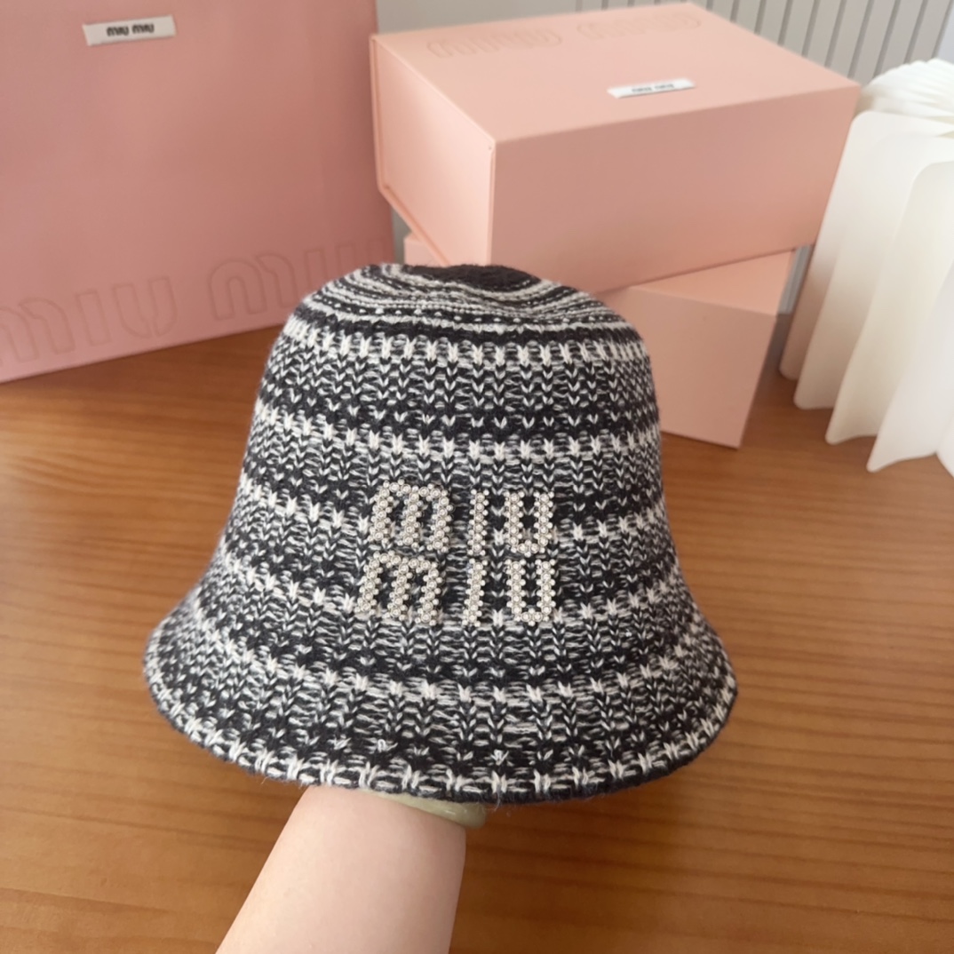 

MIUMIUI缪缪家 针织条纹桶帽
软糯糯的条纹桶帽深得我心
版型好看
搭配同色系很温柔