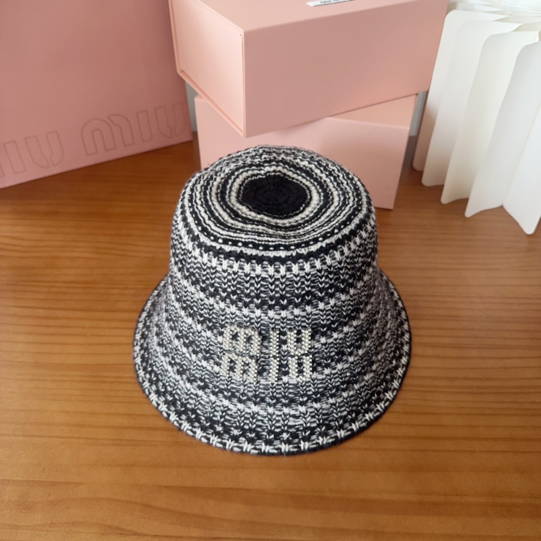 

MIUMIUI缪缪家 针织条纹桶帽
软糯糯的条纹桶帽深得我心
版型好看
搭配同色系很温柔