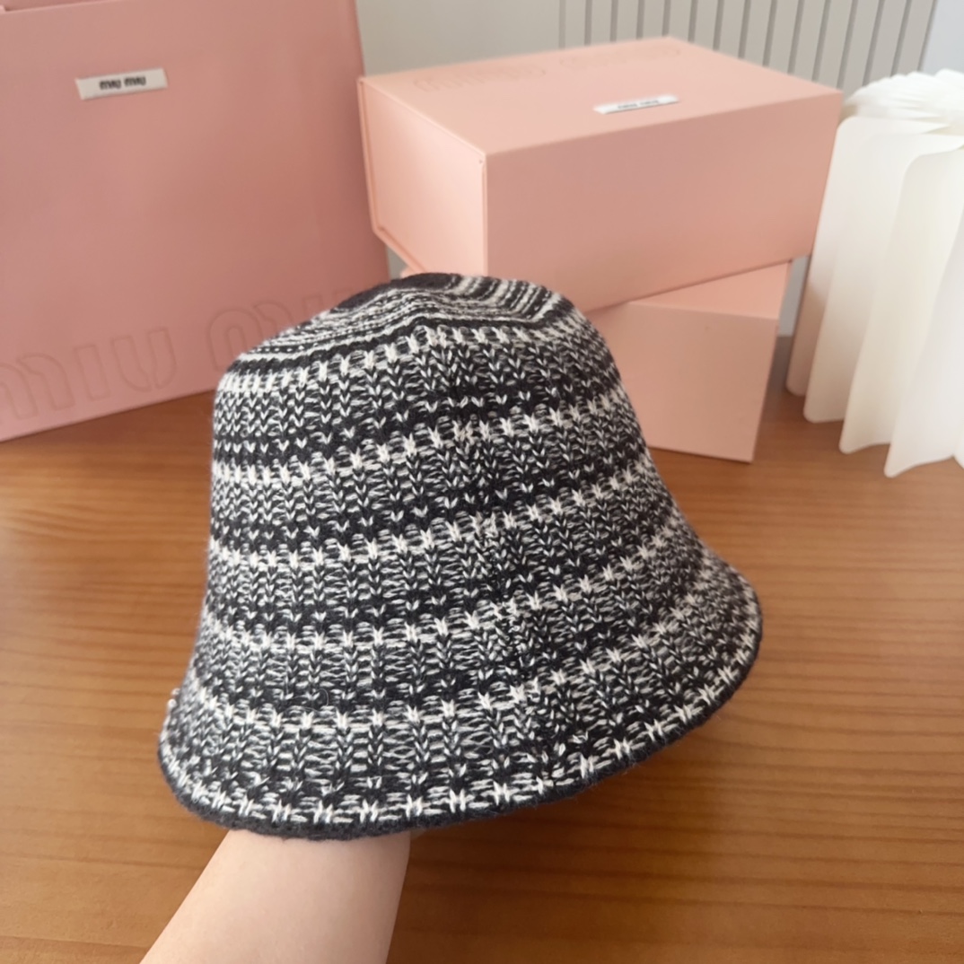 

MIUMIUI缪缪家 针织条纹桶帽
软糯糯的条纹桶帽深得我心
版型好看
搭配同色系很温柔