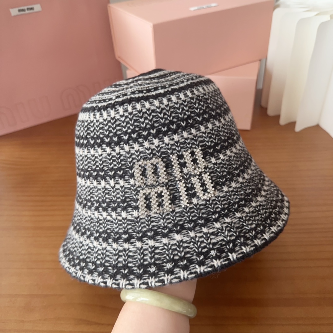 

MIUMIUI缪缪家 针织条纹桶帽
软糯糯的条纹桶帽深得我心
版型好看
搭配同色系很温柔