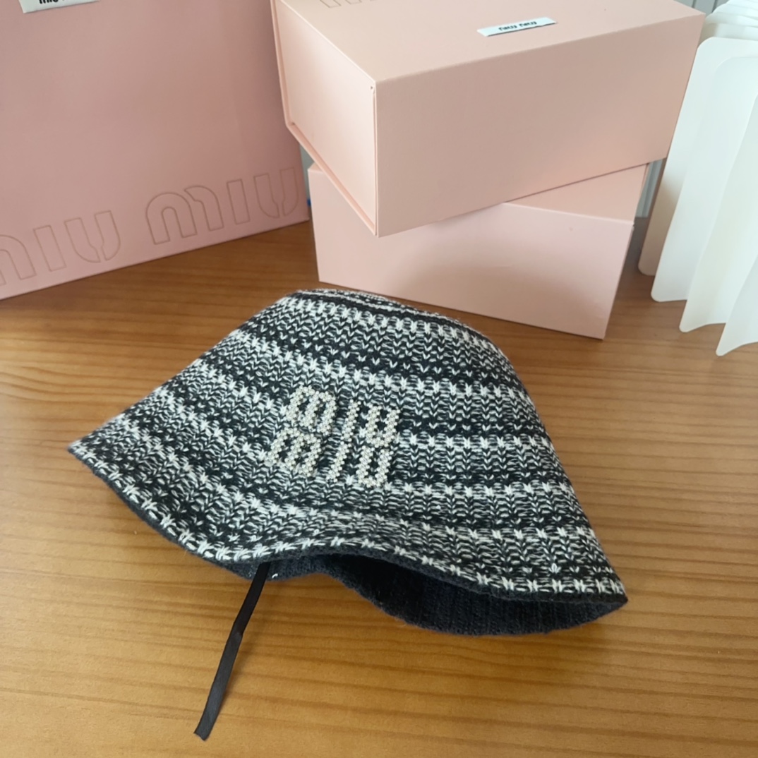 

MIUMIUI缪缪家 针织条纹桶帽
软糯糯的条纹桶帽深得我心
版型好看
搭配同色系很温柔