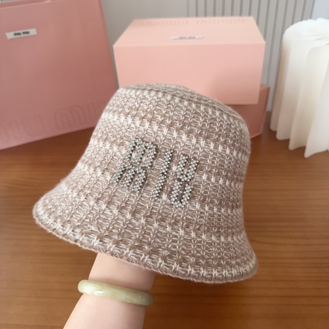 

MIUMIUI缪缪家 针织条纹桶帽
软糯糯的条纹桶帽深得我心
版型好看
搭配同色系很温柔