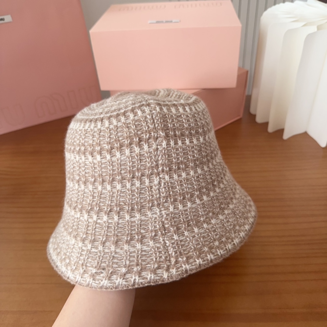 

MIUMIUI缪缪家 针织条纹桶帽
软糯糯的条纹桶帽深得我心
版型好看
搭配同色系很温柔