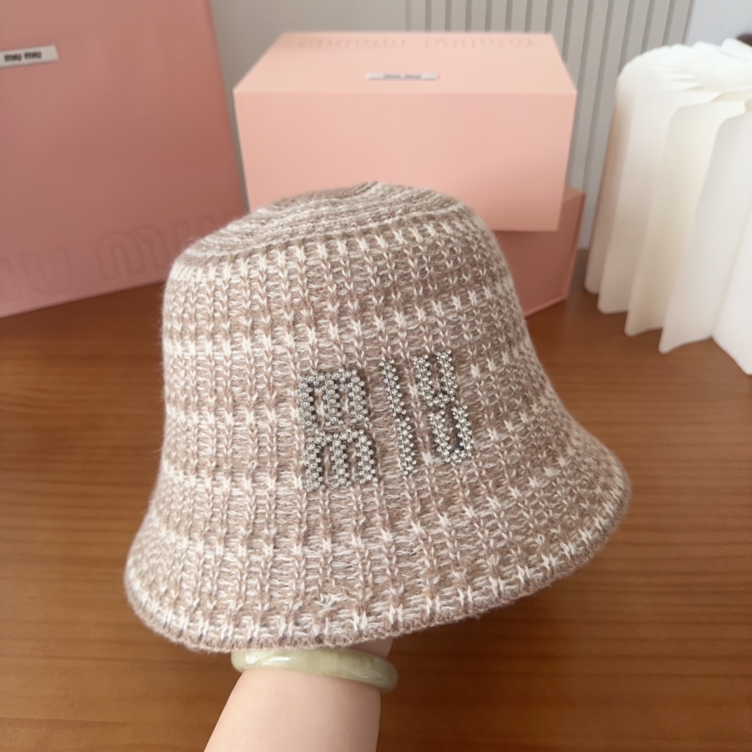 

MIUMIUI缪缪家 针织条纹桶帽
软糯糯的条纹桶帽深得我心
版型好看
搭配同色系很温柔