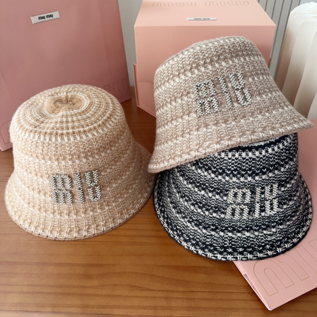 

MIUMIUI缪缪家 针织条纹桶帽
软糯糯的条纹桶帽深得我心
版型好看
搭配同色系很温柔