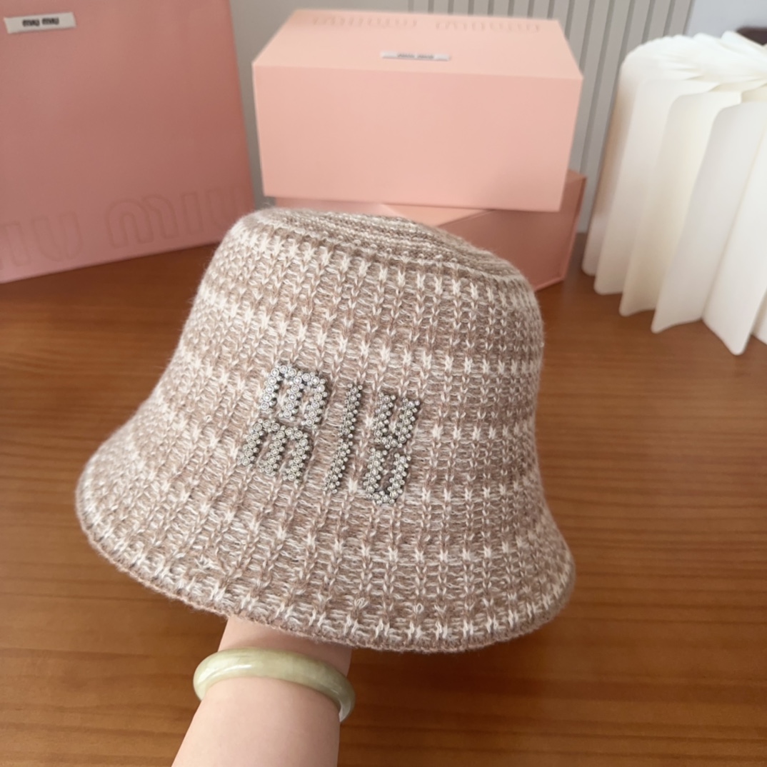 

MIUMIUI缪缪家 针织条纹桶帽
软糯糯的条纹桶帽深得我心
版型好看
搭配同色系很温柔