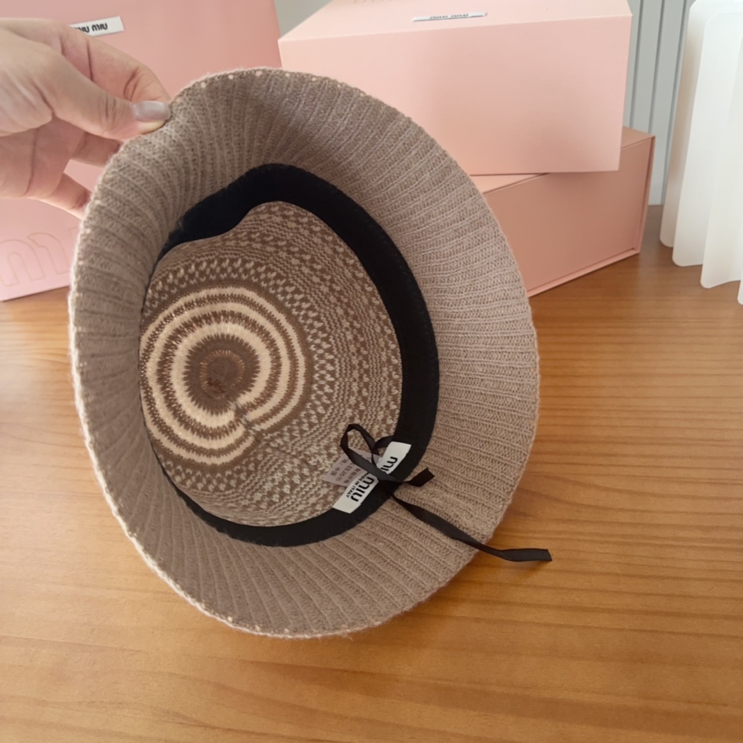 

MIUMIUI缪缪家 针织条纹桶帽
软糯糯的条纹桶帽深得我心
版型好看
搭配同色系很温柔