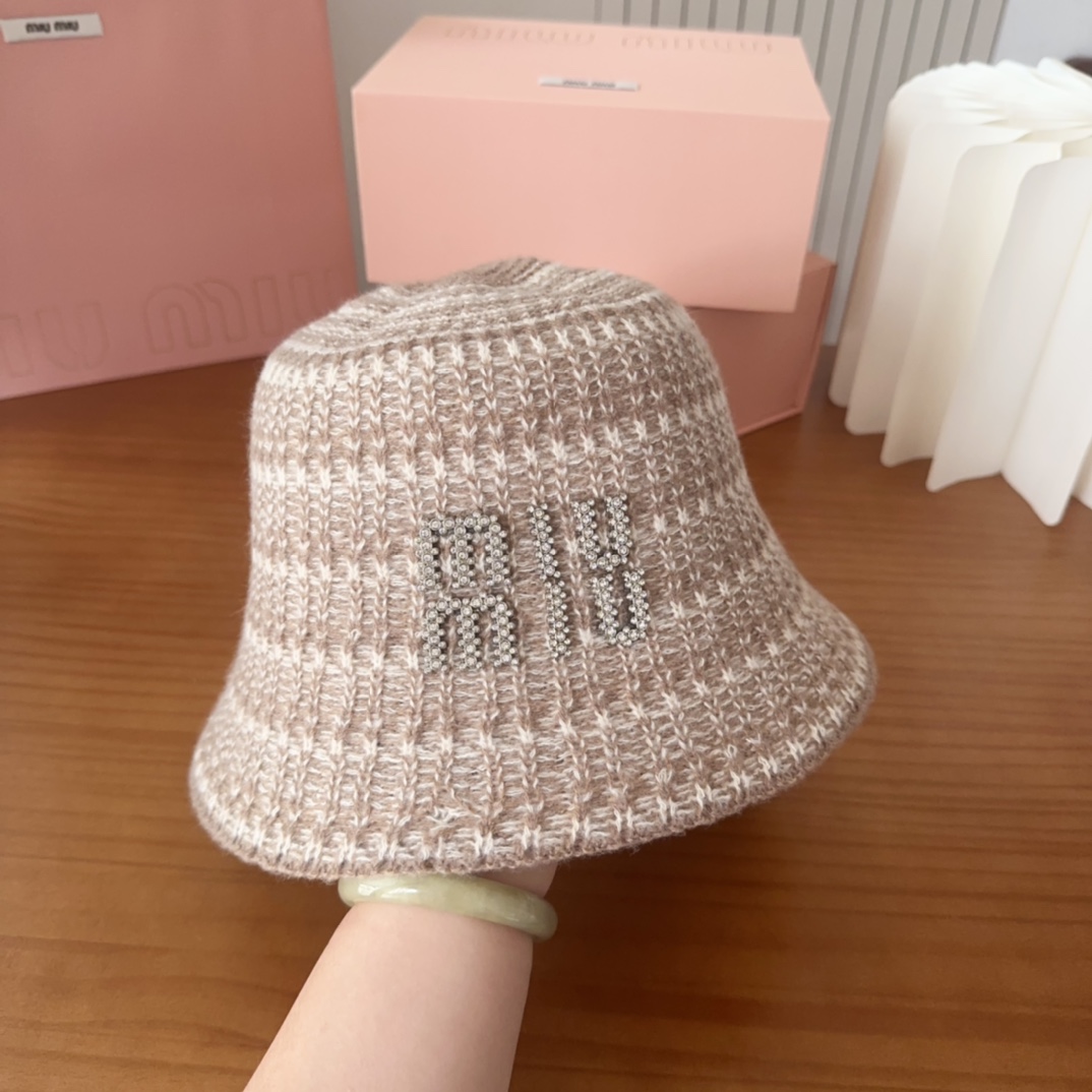 

MIUMIUI缪缪家 针织条纹桶帽
软糯糯的条纹桶帽深得我心
版型好看
搭配同色系很温柔