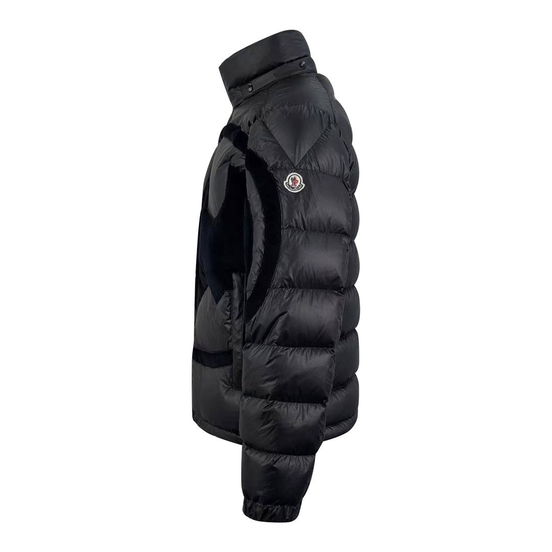 羽绒服-。Moncler 蝙蝠侠标识羽绒服
定制墨韵高级炭黑涂层风衣面料 定制韩韵流光丝绒针织面料 采用