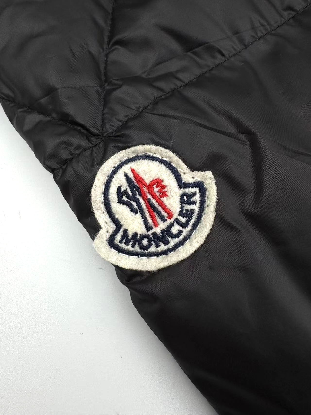 羽绒服-。Moncler 蝙蝠侠标识羽绒服
定制墨韵高级炭黑涂层风衣面料 定制韩韵流光丝绒针织面料 采用
