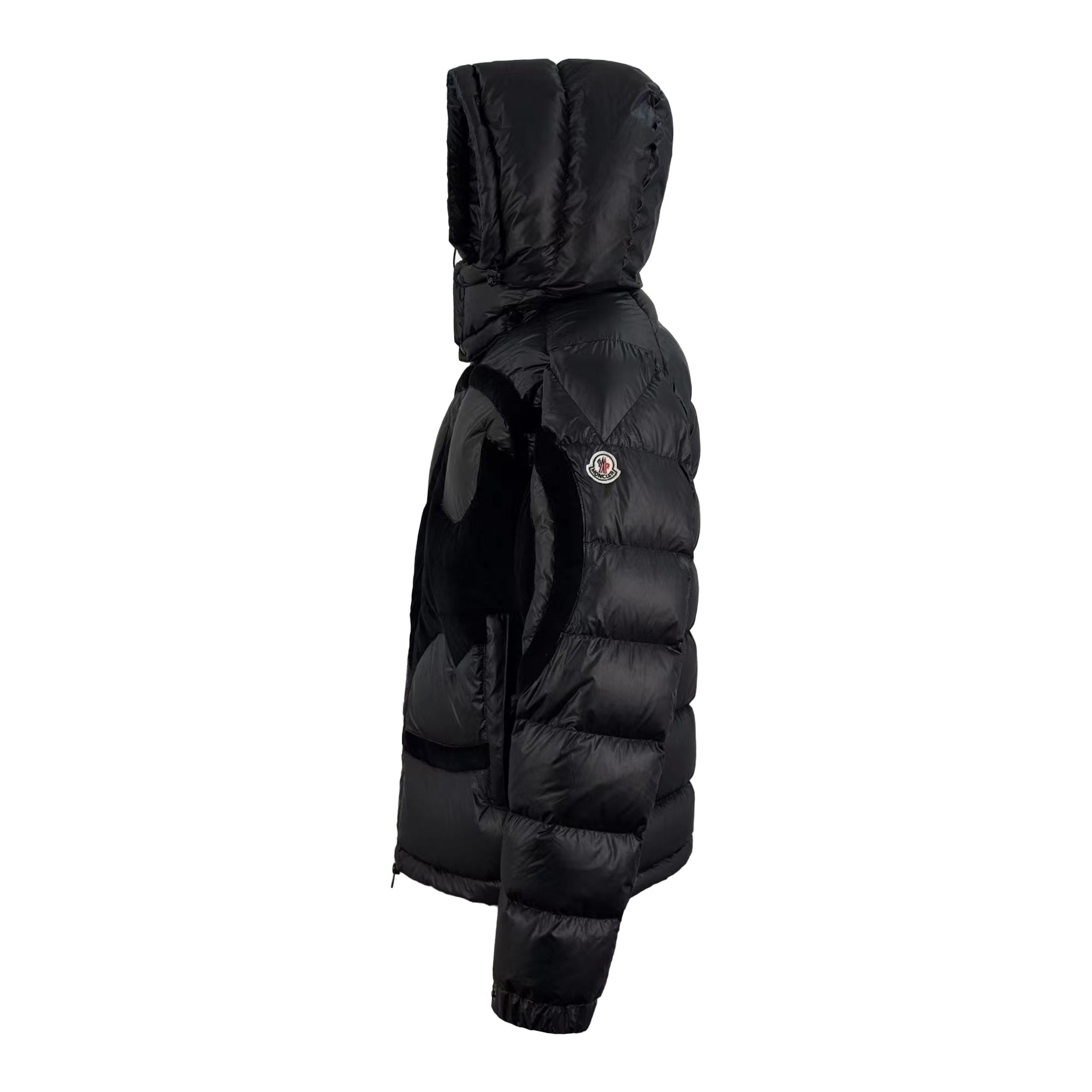 羽绒服-。Moncler 蝙蝠侠标识羽绒服
定制墨韵高级炭黑涂层风衣面料 定制韩韵流光丝绒针织面料 采用
