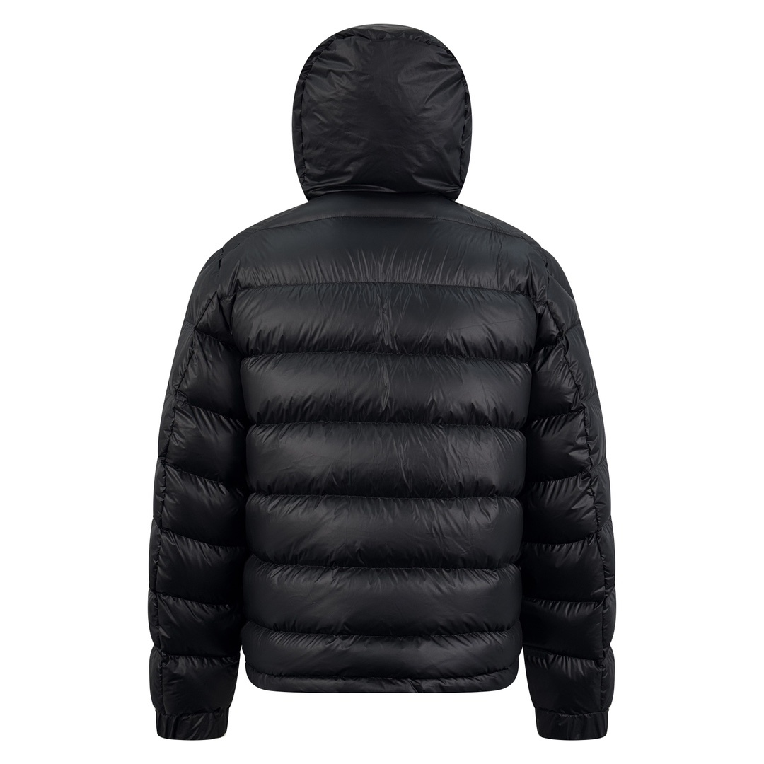 羽绒服-。Moncler 蝙蝠侠标识羽绒服
定制墨韵高级炭黑涂层风衣面料 定制韩韵流光丝绒针织面料 采用