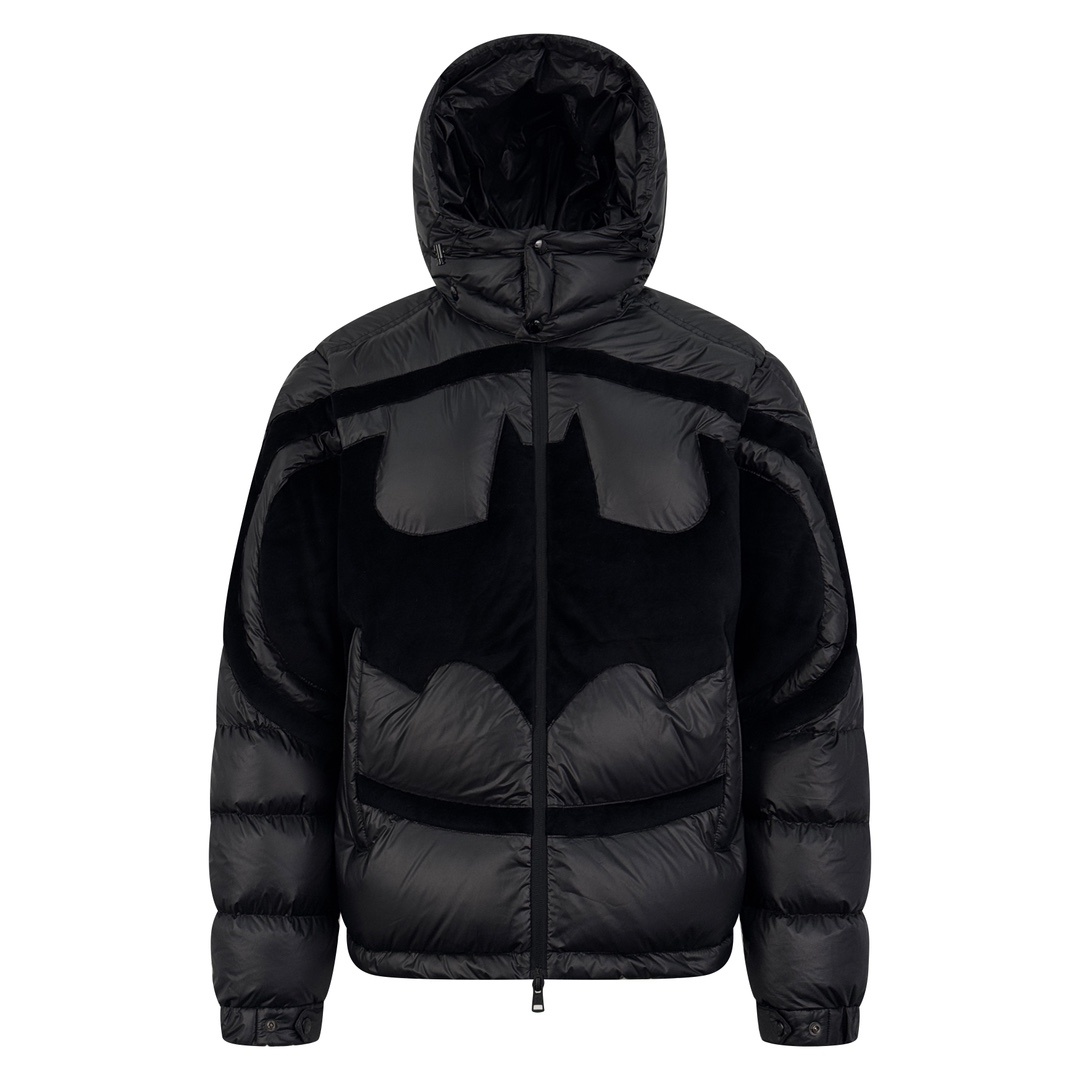 羽绒服-。Moncler 蝙蝠侠标识羽绒服
定制墨韵高级炭黑涂层风衣面料 定制韩韵流光丝绒针织面料 采用