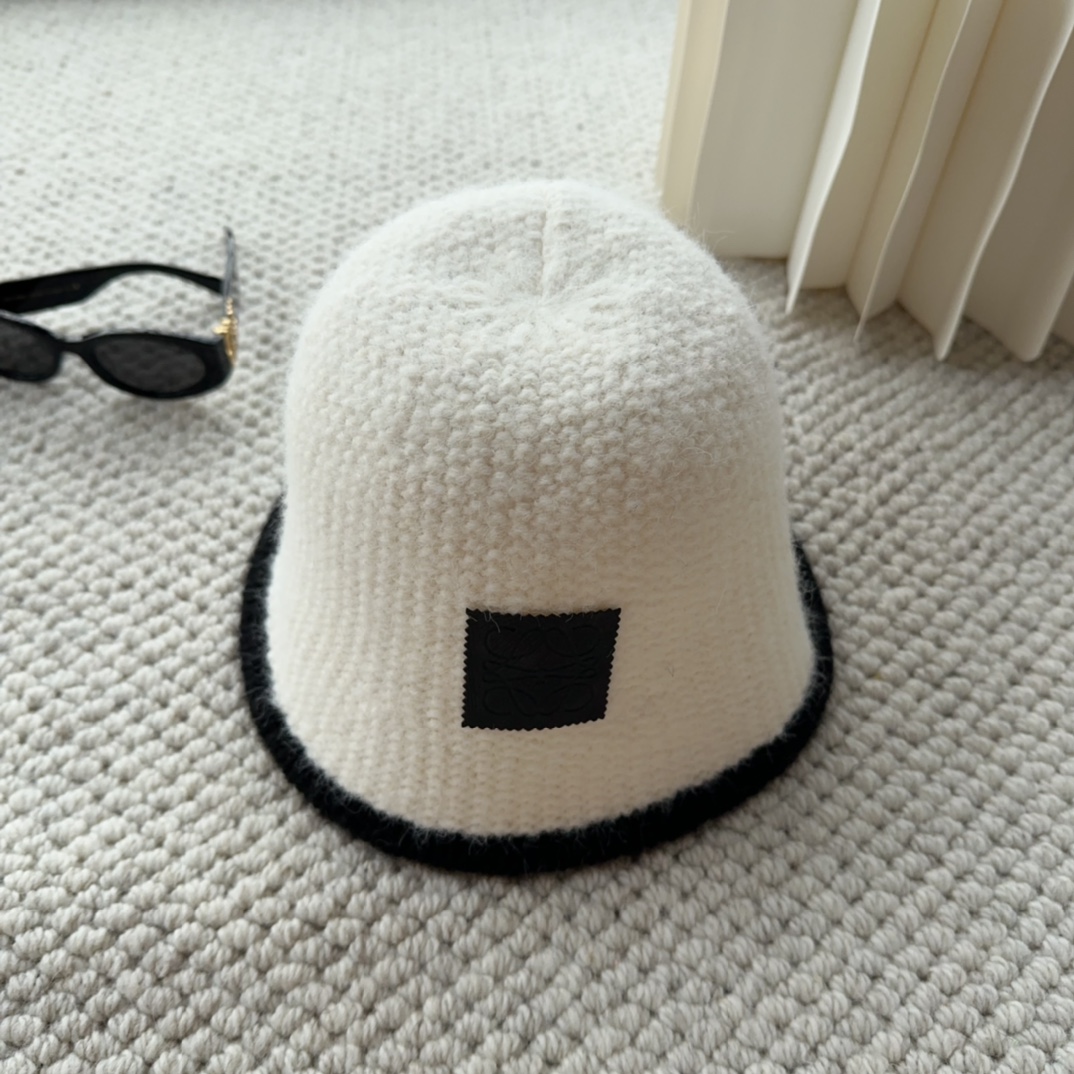 NO:363404,Loewe Fisherman's hat, a simple bucket hat that takes into account both fashion and sunshade, must-have for taking photos and styling, small hat, straw hat, fisherman's hat, baseball hat, knit hat, hat, loewe, espadrilles, hats罗意感 渔夫帽 让兼顾时尚和遮阳的简约桶帽 出游拍照拗造型必备敲显脸小帽子草帽渔夫帽棒球帽针织帽,帽子,loewe,espadrilles,hats,hat