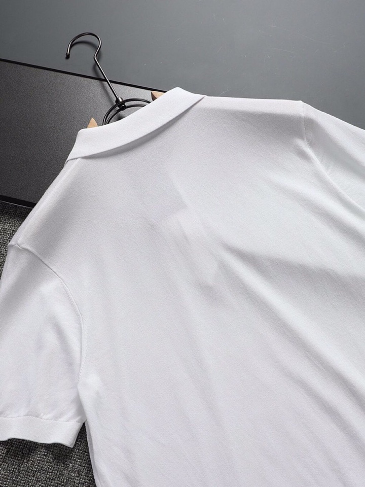  新品！高端系列。。Kiton奇顿 夏季新款。该产品选用进口伊力特含桑蚕丝，以特殊的格纹纺织工艺面料为主