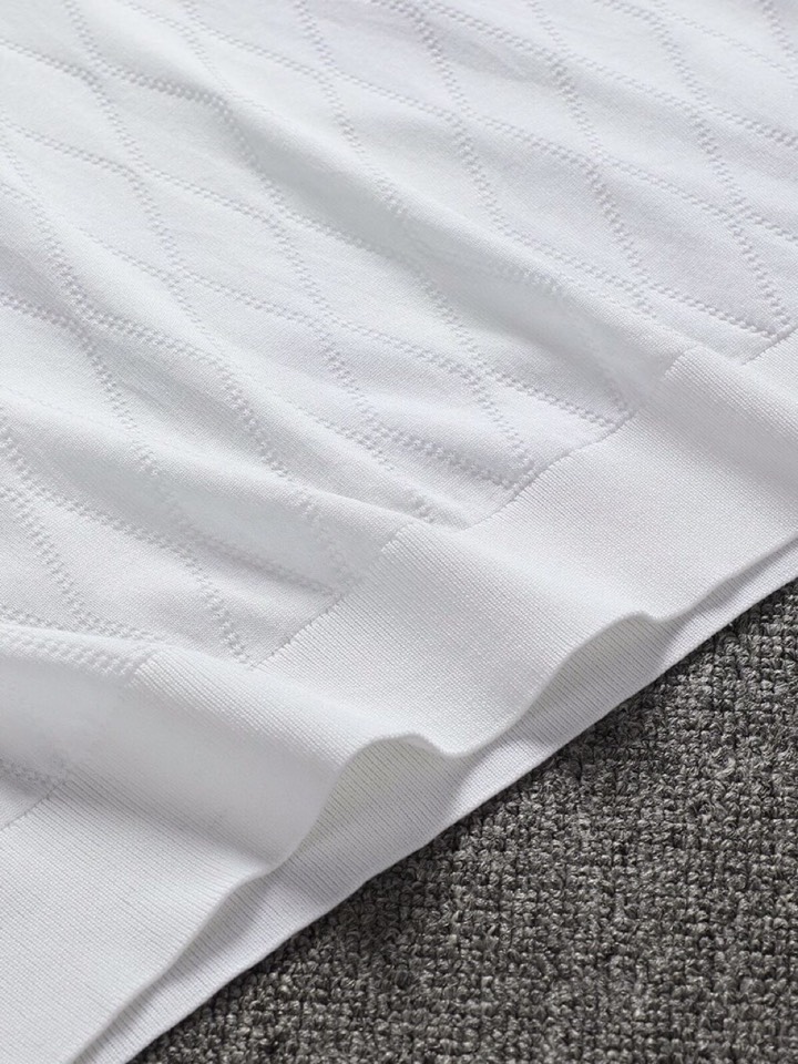  新品！高端系列。。Kiton奇顿 夏季新款。该产品选用进口伊力特含桑蚕丝，以特殊的格纹纺织工艺面料为主