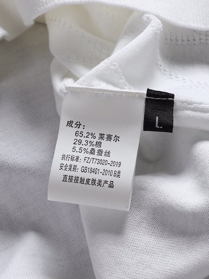  新品！高端系列。。Kiton奇顿 夏季新款。该产品选用进口伊力特含桑蚕丝，以特殊的格纹纺织工艺面料为主