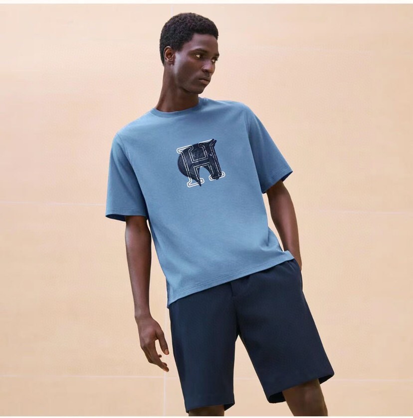  HERMES 爱马仕官网同款短袖圆领T恤，大刺绣牙刷绣60支丝光双面短袖T恤 3色推荐\n码数：M-3