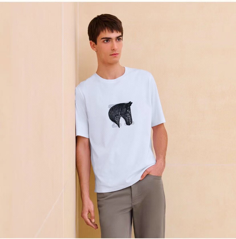  HERMES 爱马仕官网同款短袖圆领T恤，大刺绣牙刷绣60支丝光双面短袖T恤 3色推荐\n码数：M-3