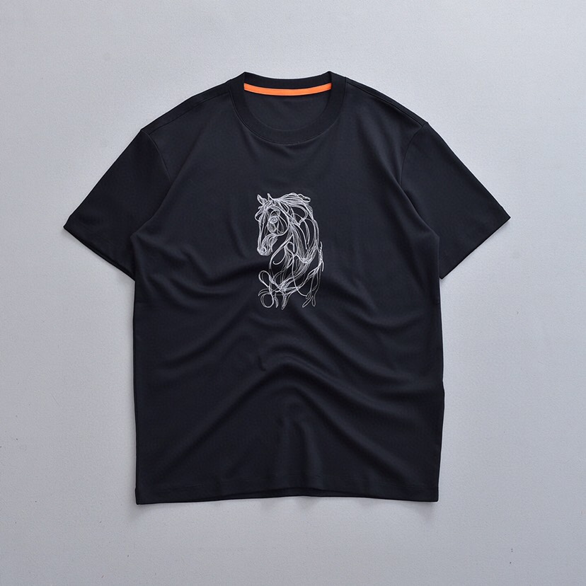  HERMES 爱马仕 官网同款自主品牌60支水柔棉短袖圆领T恤，\n码数：M-3XL \n（下单请报身