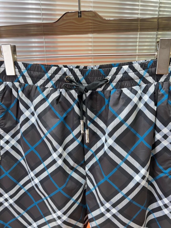  Burberry 巴宝莉2025SS 春夏新款经典格纹短裤定制级聚酯纤维面料，抽绳式弹力绳裤腰，点缀字