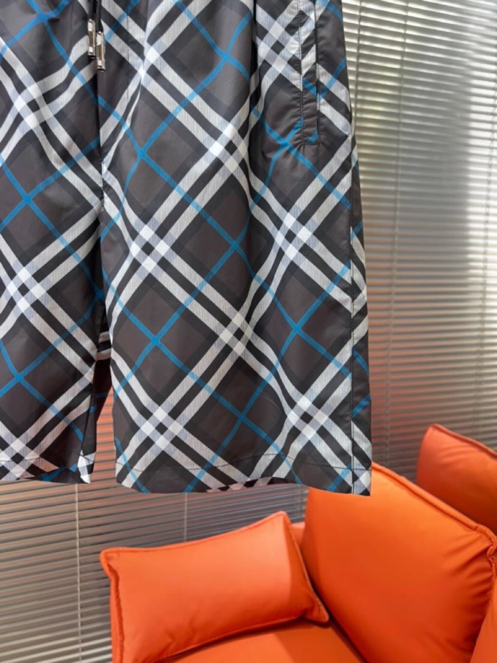  Burberry 巴宝莉2025SS 春夏新款经典格纹短裤定制级聚酯纤维面料，抽绳式弹力绳裤腰，点缀字