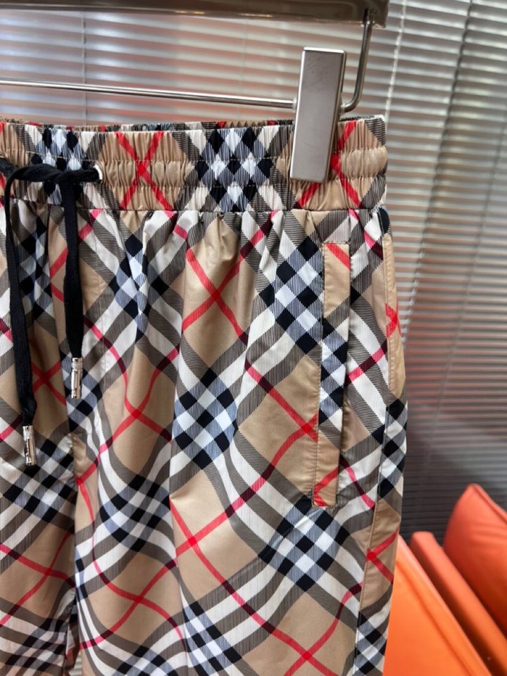  Burberry 巴宝莉2025SS 春夏新款经典格纹短裤定制级聚酯纤维面料，抽绳式弹力绳裤腰，点缀字