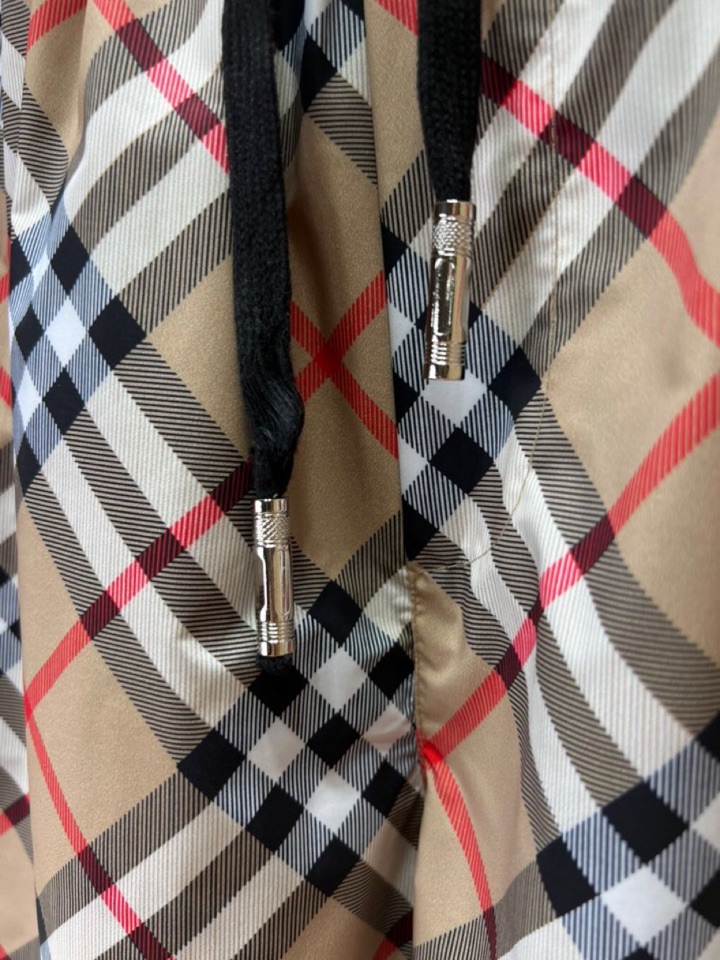  Burberry 巴宝莉2025SS 春夏新款经典格纹短裤定制级聚酯纤维面料，抽绳式弹力绳裤腰，点缀字