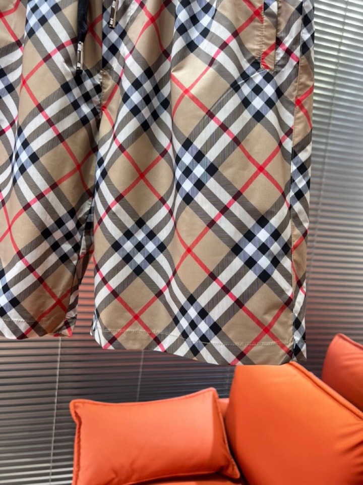  Burberry 巴宝莉2025SS 春夏新款经典格纹短裤定制级聚酯纤维面料，抽绳式弹力绳裤腰，点缀字