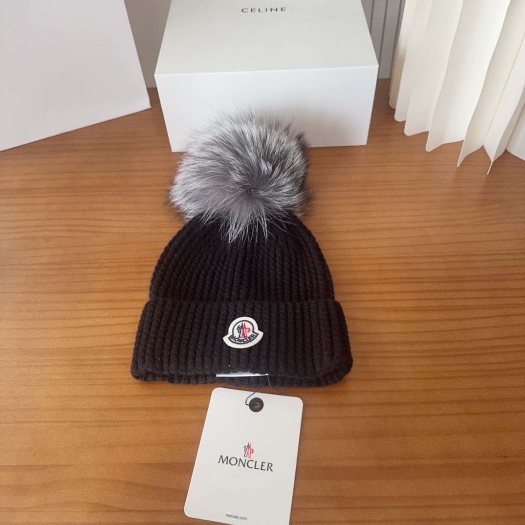 NO:363434,Moncler 25 Autumn and Winter Women's Wool Knitted Warm Knitted Hat Cashmere Soft and Glutinous Texture, Authentic Enjoyment!  Extra large fox fur ball 1:1 customized, original logo!  High quality spot!  Hat Straw Hat Fisherman Hat Baseball Hat Knitted Hats, Hats, Moncler, espadrilles, hatsMoncler蒙口25秋冬女士羊毛编织保暖针织帽 羊绒软糯般质感,正品级享受！ 超大狐狸毛球1:1定制,原标！高品质现货！帽子草帽渔夫帽棒球帽针织帽,帽子,Moncler,espadrilles,hats,hat