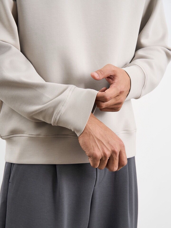  ARMANI阿玛尼2025秋冬休闲松弛系列圆领卫衣套装，370克重柔感果冻棉，像被云朵轻轻托住。弹力很