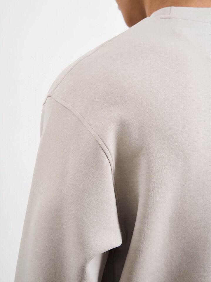  ARMANI阿玛尼2025秋冬休闲松弛系列圆领卫衣套装，370克重柔感果冻棉，像被云朵轻轻托住。弹力很