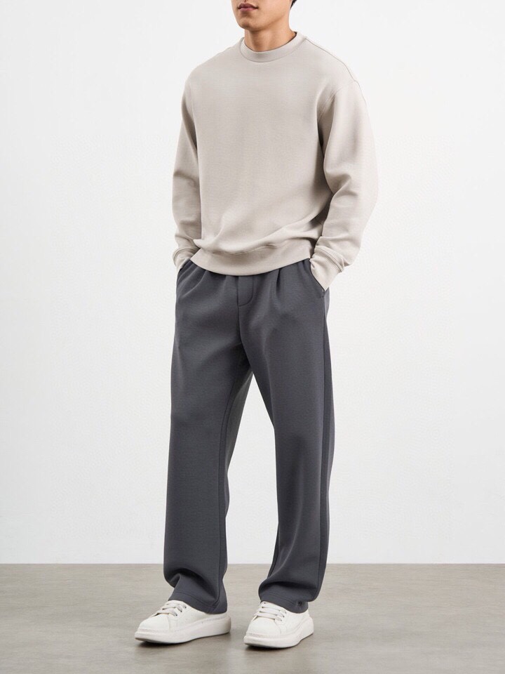  ARMANI阿玛尼2025秋冬休闲松弛系列圆领卫衣套装，370克重柔感果冻棉，像被云朵轻轻托住。弹力很