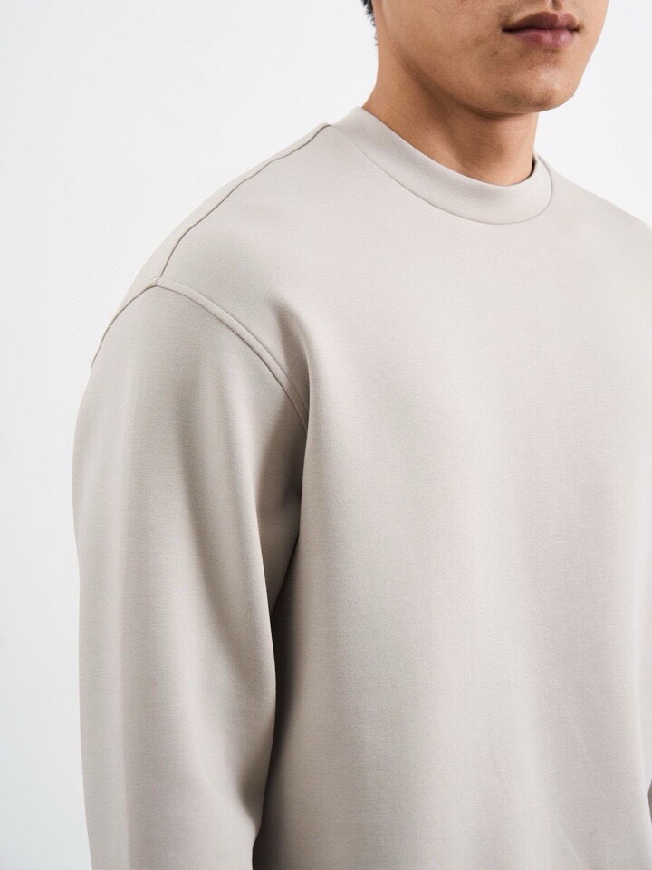  ARMANI阿玛尼2025秋冬休闲松弛系列圆领卫衣套装，370克重柔感果冻棉，像被云朵轻轻托住。弹力很