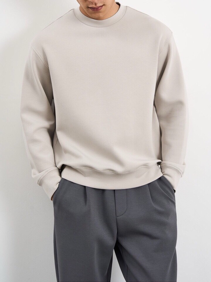  ARMANI阿玛尼2025秋冬休闲松弛系列圆领卫衣套装，370克重柔感果冻棉，像被云朵轻轻托住。弹力很