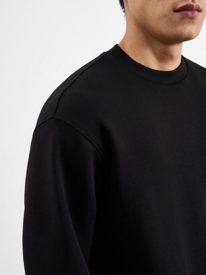  ARMANI阿玛尼2025秋冬休闲松弛系列圆领卫衣套装，370克重柔感果冻棉，像被云朵轻轻托住。弹力很