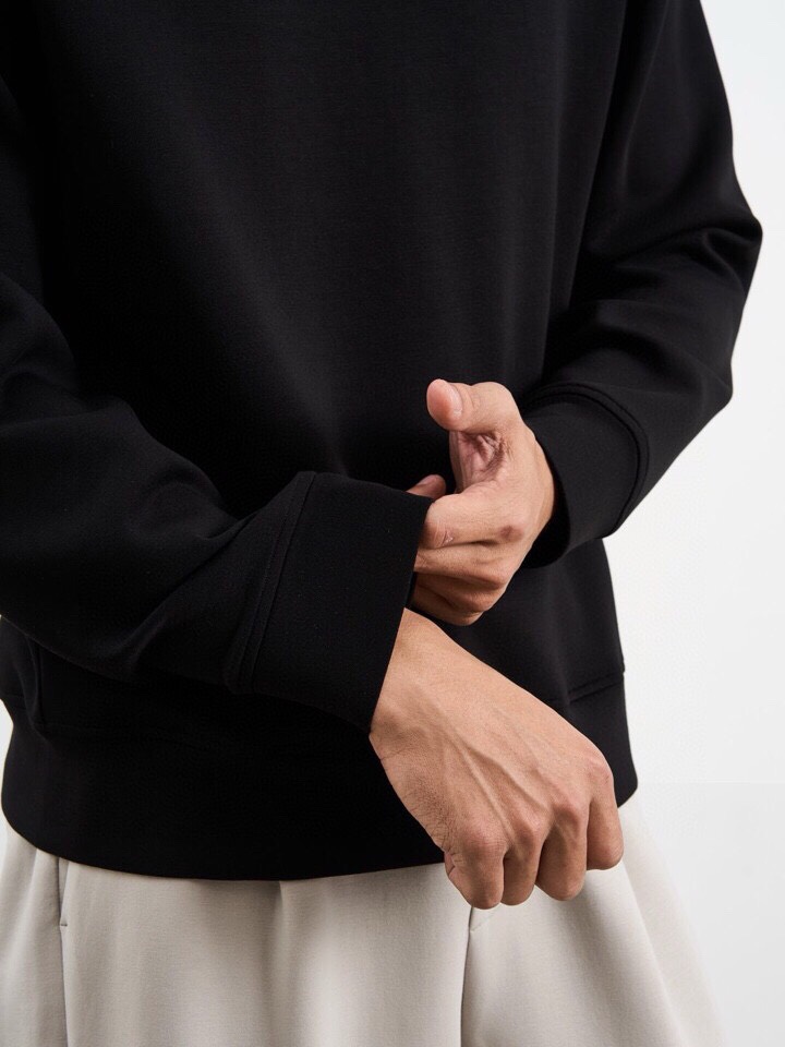  ARMANI阿玛尼2025秋冬休闲松弛系列圆领卫衣套装，370克重柔感果冻棉，像被云朵轻轻托住。弹力很