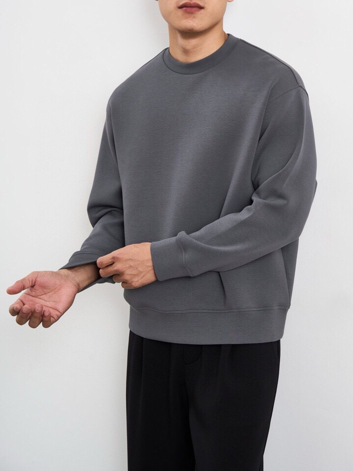  ARMANI阿玛尼2025秋冬休闲松弛系列圆领卫衣套装，370克重柔感果冻棉，像被云朵轻轻托住。弹力很