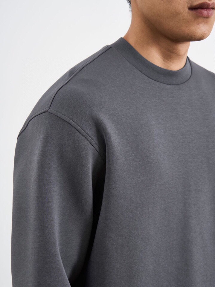  ARMANI阿玛尼2025秋冬休闲松弛系列圆领卫衣套装，370克重柔感果冻棉，像被云朵轻轻托住。弹力很