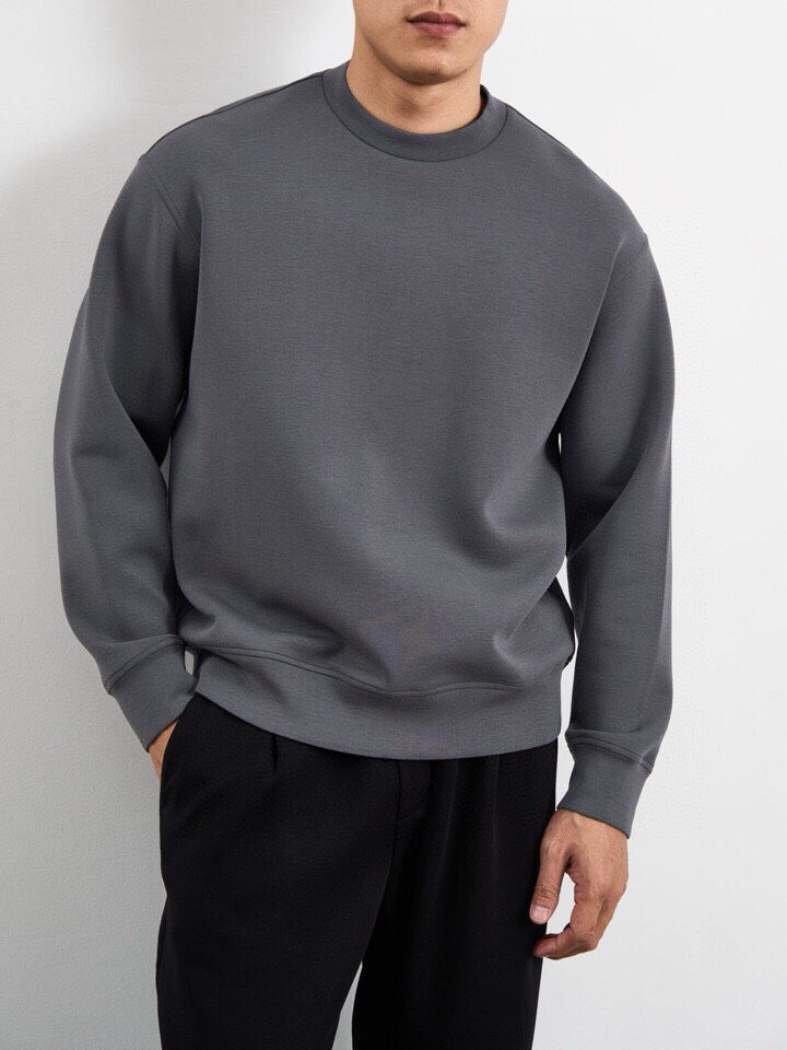  ARMANI阿玛尼2025秋冬休闲松弛系列圆领卫衣套装，370克重柔感果冻棉，像被云朵轻轻托住。弹力很