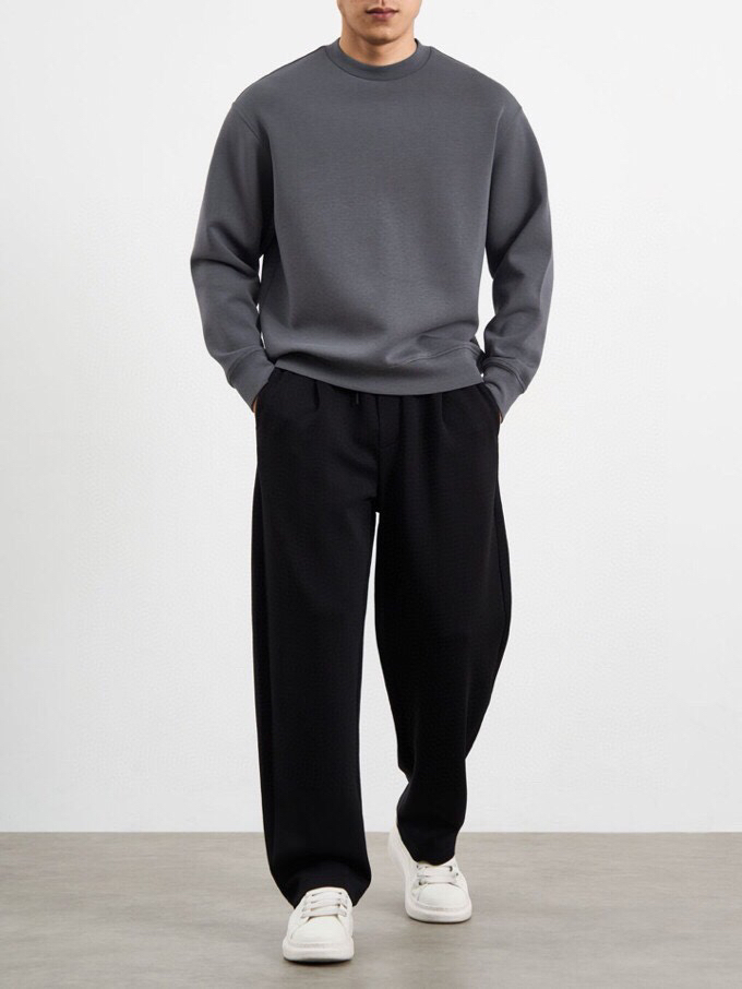  ARMANI阿玛尼2025秋冬休闲松弛系列圆领卫衣套装，370克重柔感果冻棉，像被云朵轻轻托住。弹力很