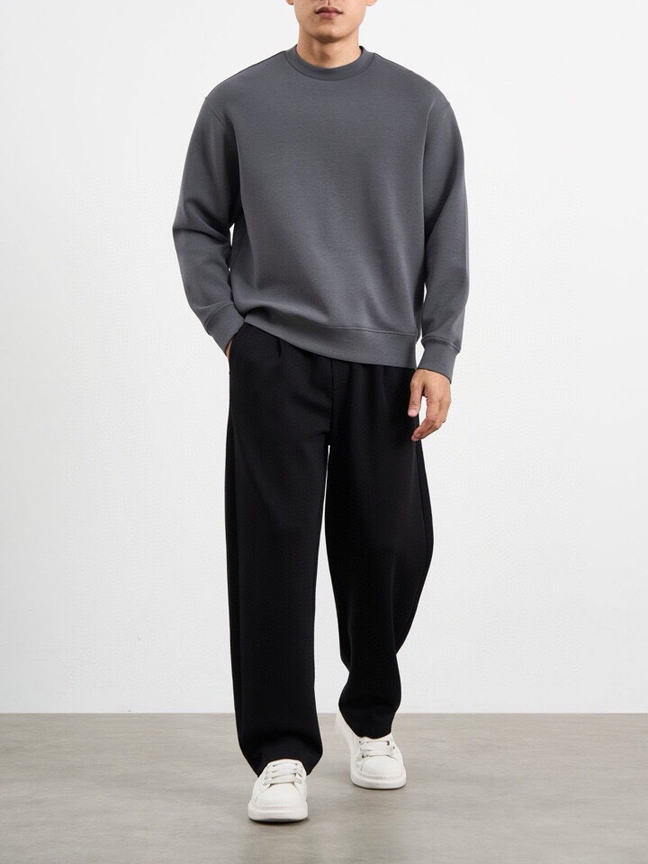  ARMANI阿玛尼2025秋冬休闲松弛系列圆领卫衣套装，370克重柔感果冻棉，像被云朵轻轻托住。弹力很