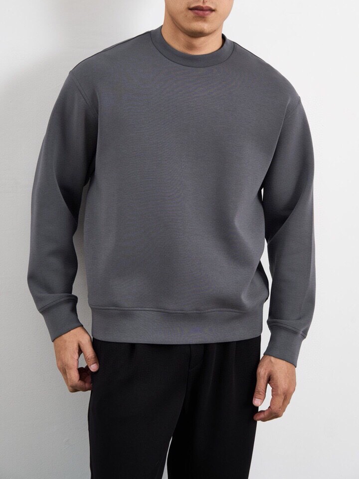  ARMANI阿玛尼2025秋冬休闲松弛系列圆领卫衣套装，370克重柔感果冻棉，像被云朵轻轻托住。弹力很