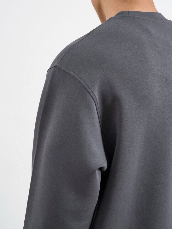  ARMANI阿玛尼2025秋冬休闲松弛系列圆领卫衣套装，370克重柔感果冻棉，像被云朵轻轻托住。弹力很