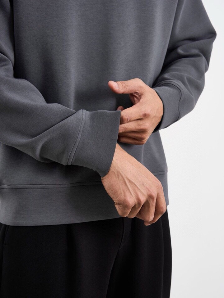  ARMANI阿玛尼2025秋冬休闲松弛系列圆领卫衣套装，370克重柔感果冻棉，像被云朵轻轻托住。弹力很