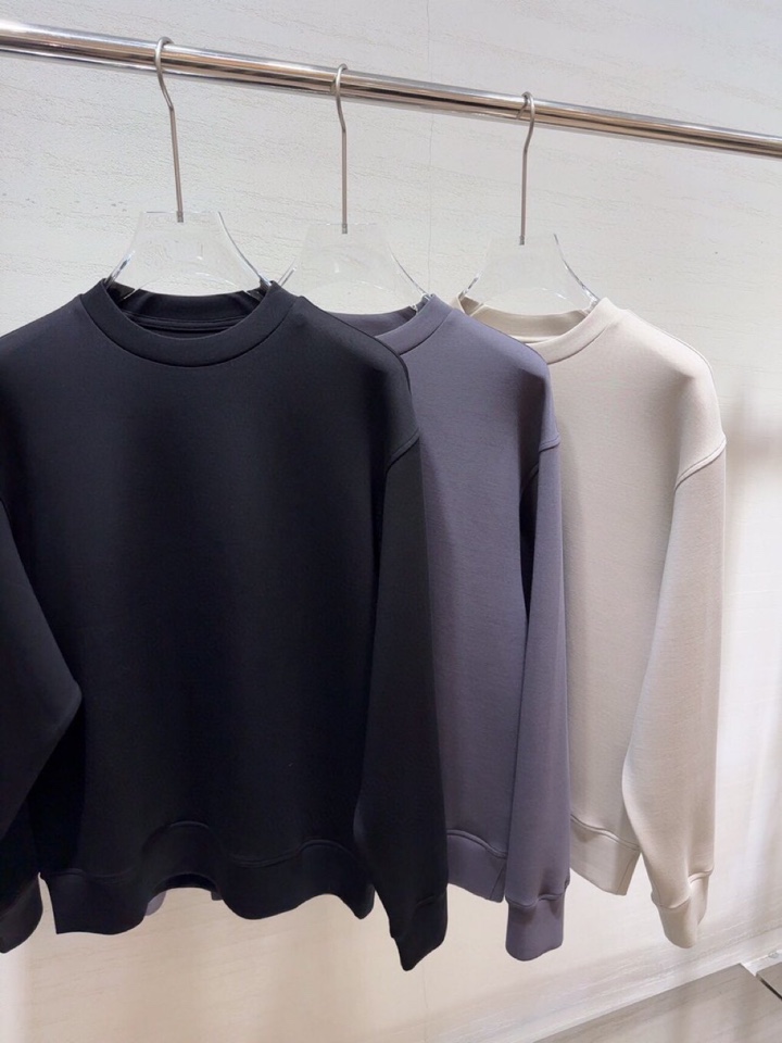  ARMANI阿玛尼2025秋冬休闲松弛系列圆领卫衣，370克重柔感果冻棉，像被云朵轻轻托住。弹力很好，