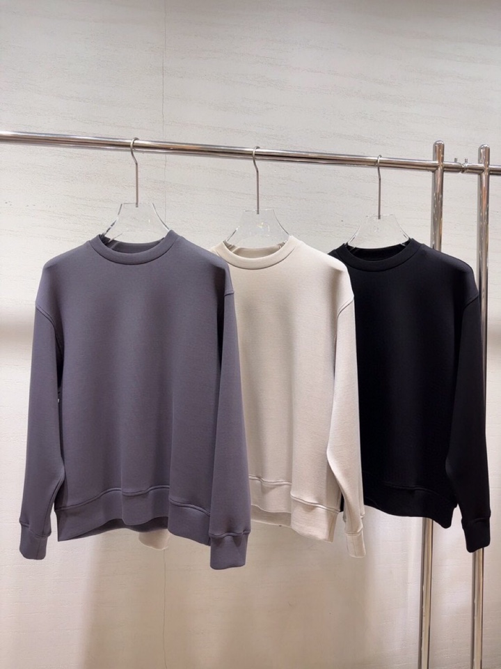  ARMANI阿玛尼2025秋冬休闲松弛系列圆领卫衣，370克重柔感果冻棉，像被云朵轻轻托住。弹力很好，