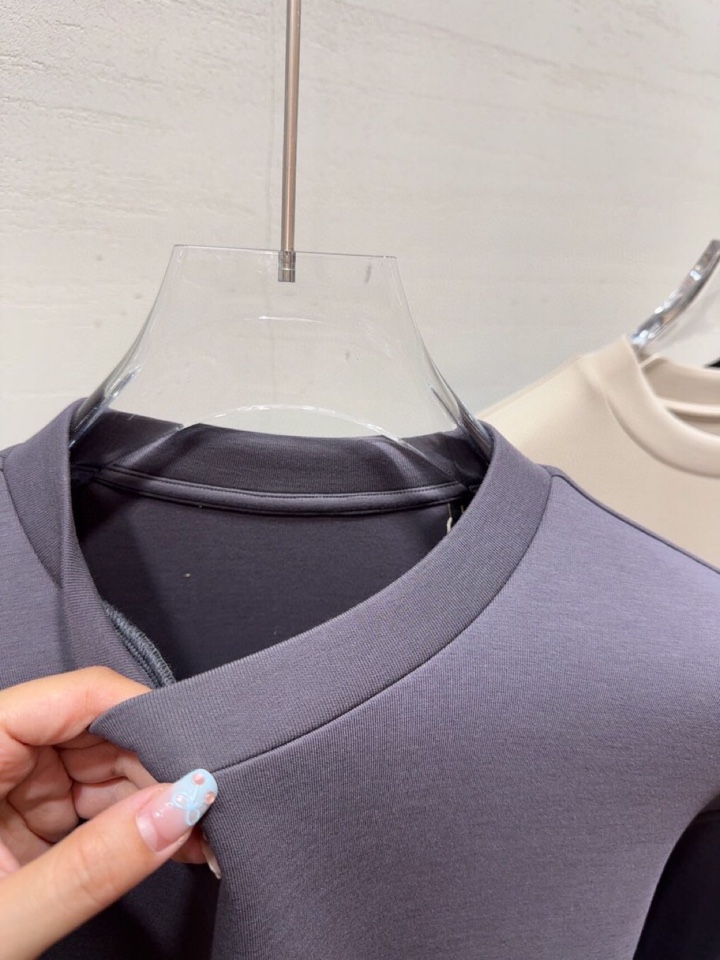  ARMANI阿玛尼2025秋冬休闲松弛系列圆领卫衣，370克重柔感果冻棉，像被云朵轻轻托住。弹力很好，